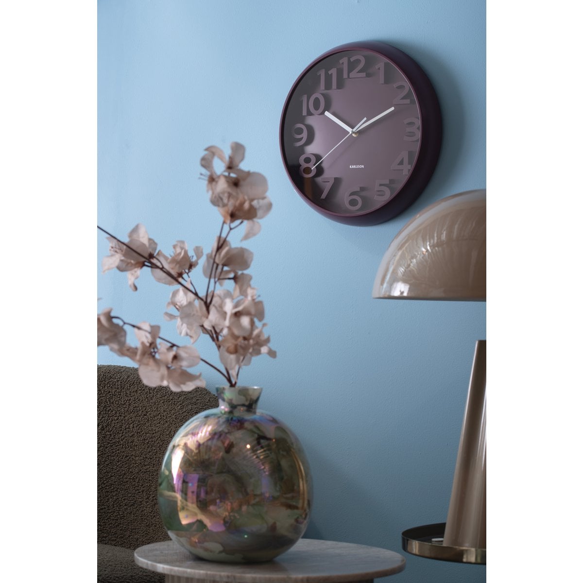 Wanduhr mit erhöhten klassischen Zahlen