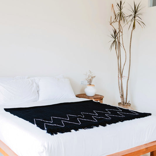 Schwarzer Überwurf handgewebt – Boho-Tagesdecke – kariert mit Fransen und Zickzackmuster – gemütliche Sofadecke – Baumwollüberwurf 140 x 200 cm LINGGAH