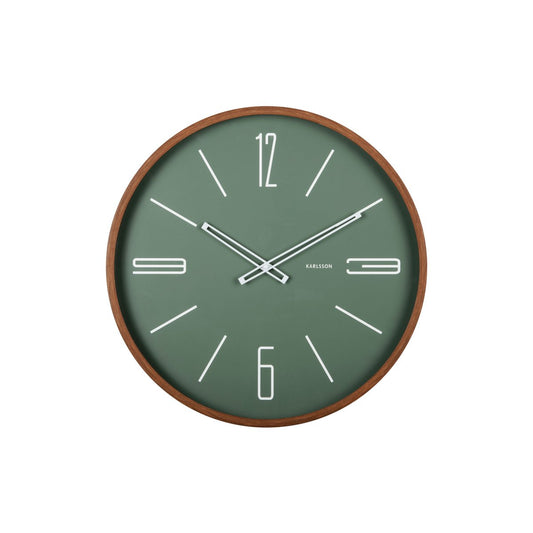 Wanduhr mit der Aufschrift „Groß“.