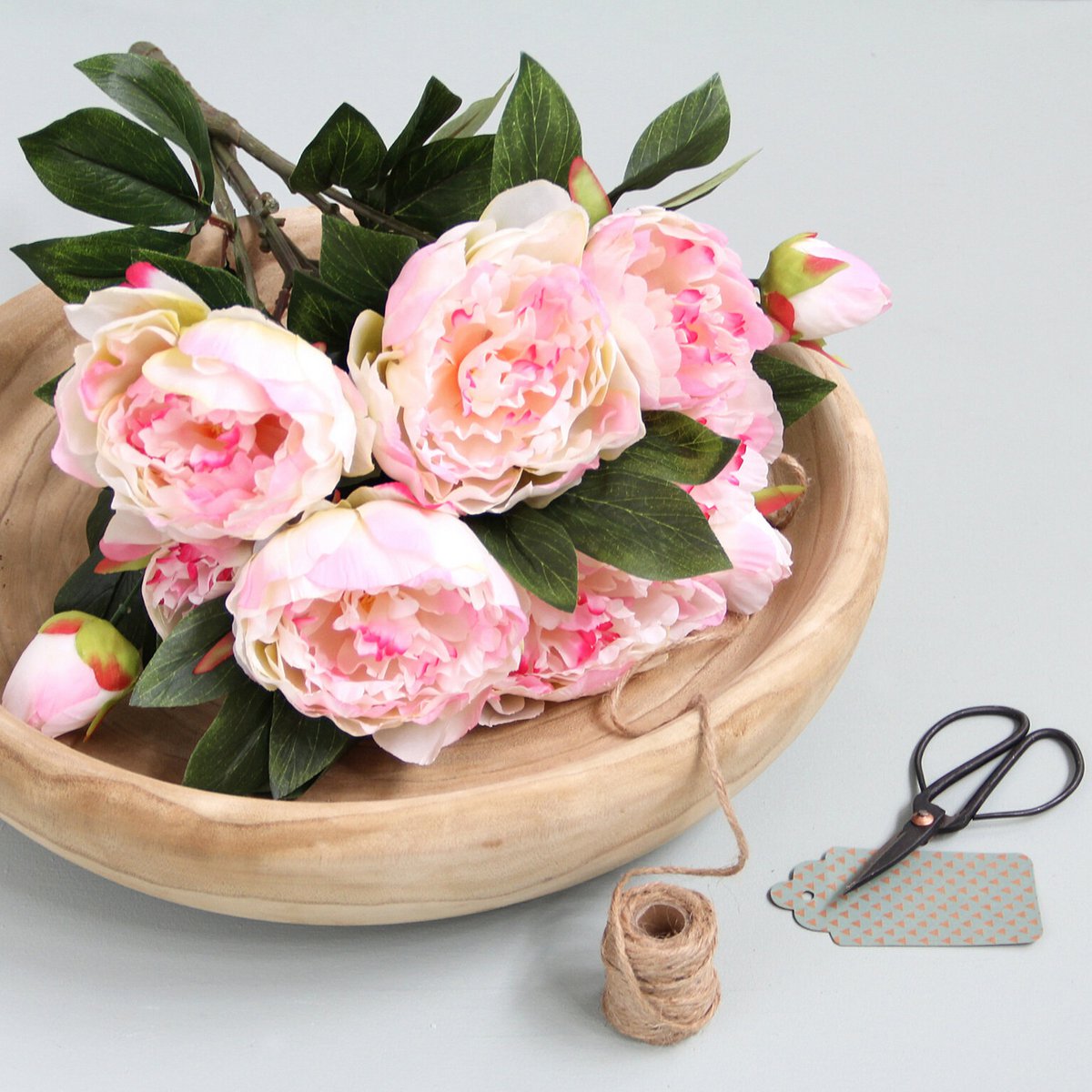 Blumenstrauß aus hellrosa Pfingstrosen