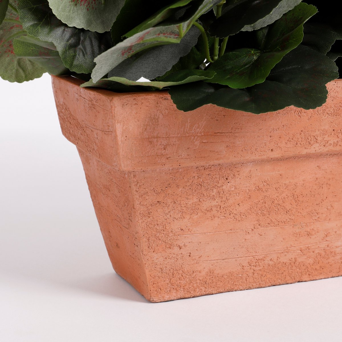 Künstliche Geranienpflanze im Balkonkasten – L29 x B13 x H40 cm – Rosa