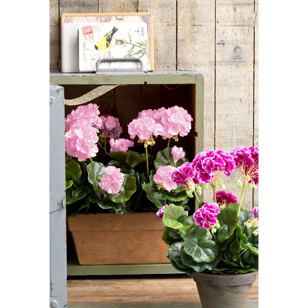 Künstliche Geranienpflanze im Balkonkasten – L29 x B13 x H40 cm – Rosa
