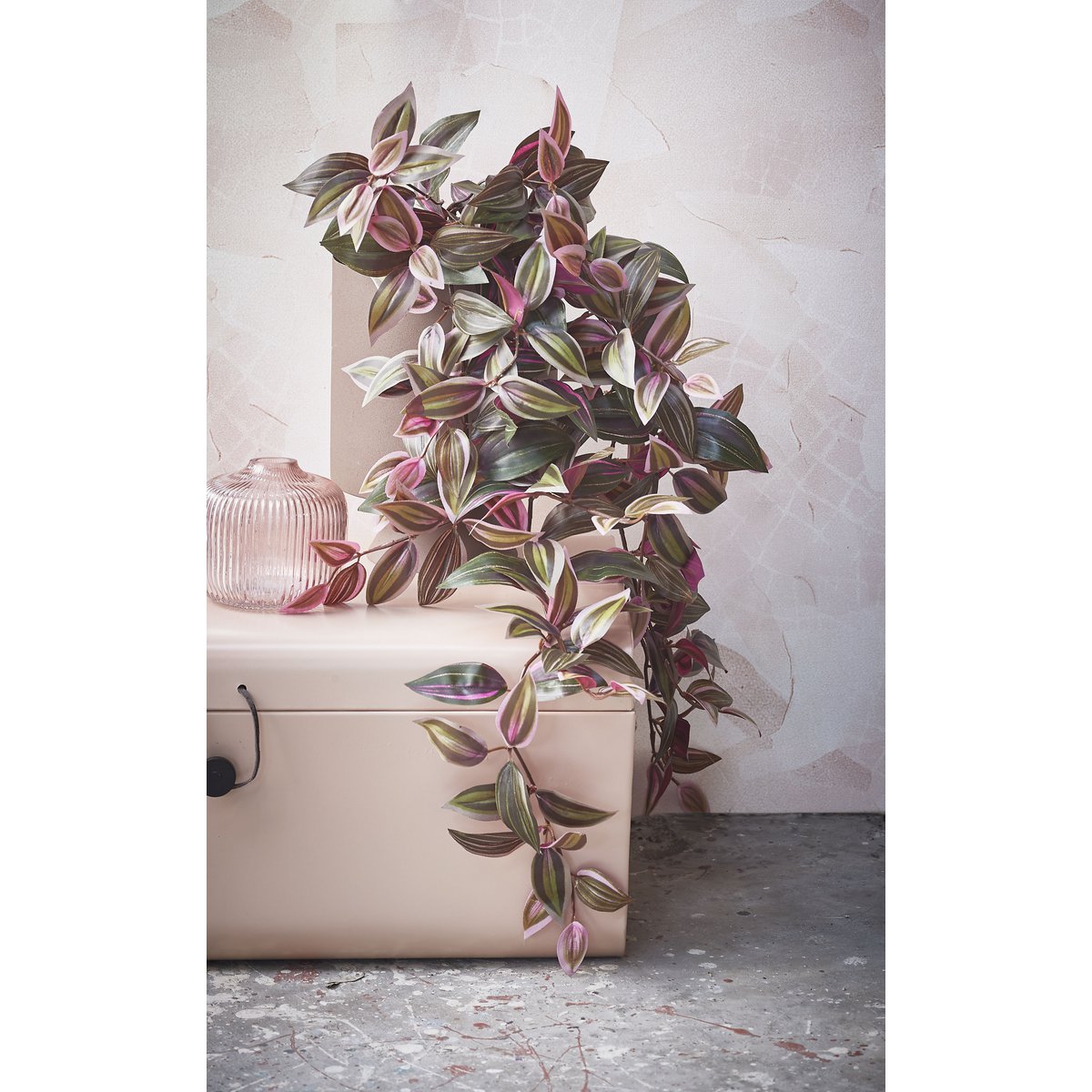 Künstliche Hängepflanze Tradescantia – L15 x B20 x H54 cm – Bordeaux