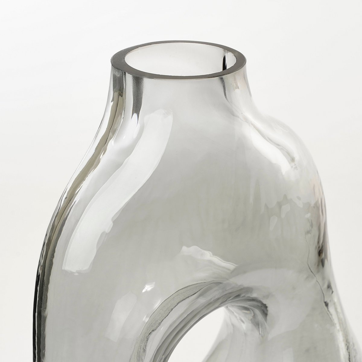Jay Vase – L18,5 x B10,5 x H25 cm – Glas – Hellgrau