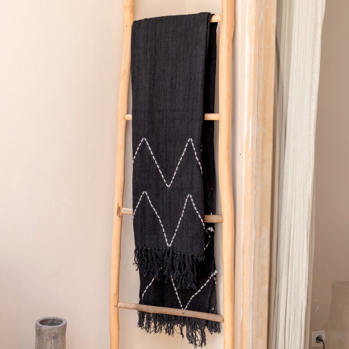 Schwarzer Überwurf handgewebt – Boho-Tagesdecke – kariert mit Fransen und Zickzackmuster – gemütliche Sofadecke – Baumwollüberwurf 140 x 200 cm LINGGAH