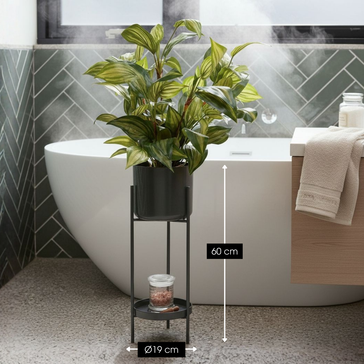 Blumentopf im Inneren von Colyn Black