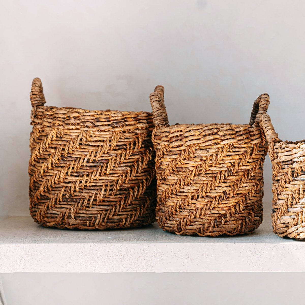 Boho -Wäscherei oder Pflanzenkorb - runder gewebter Lagerkorb - dekorativer Korb aus Bananenfasern (3 Größen Ø 25/32/38 cm) Rinjani