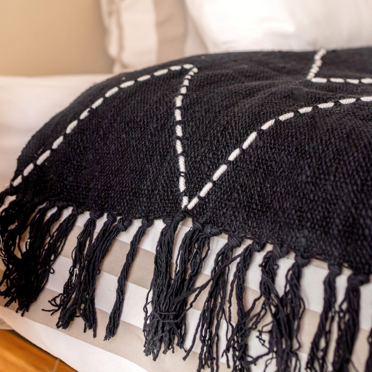 Schwarzer Überwurf handgewebt – Boho-Tagesdecke – kariert mit Fransen und Zickzackmuster – gemütliche Sofadecke – Baumwollüberwurf 140 x 200 cm LINGGAH