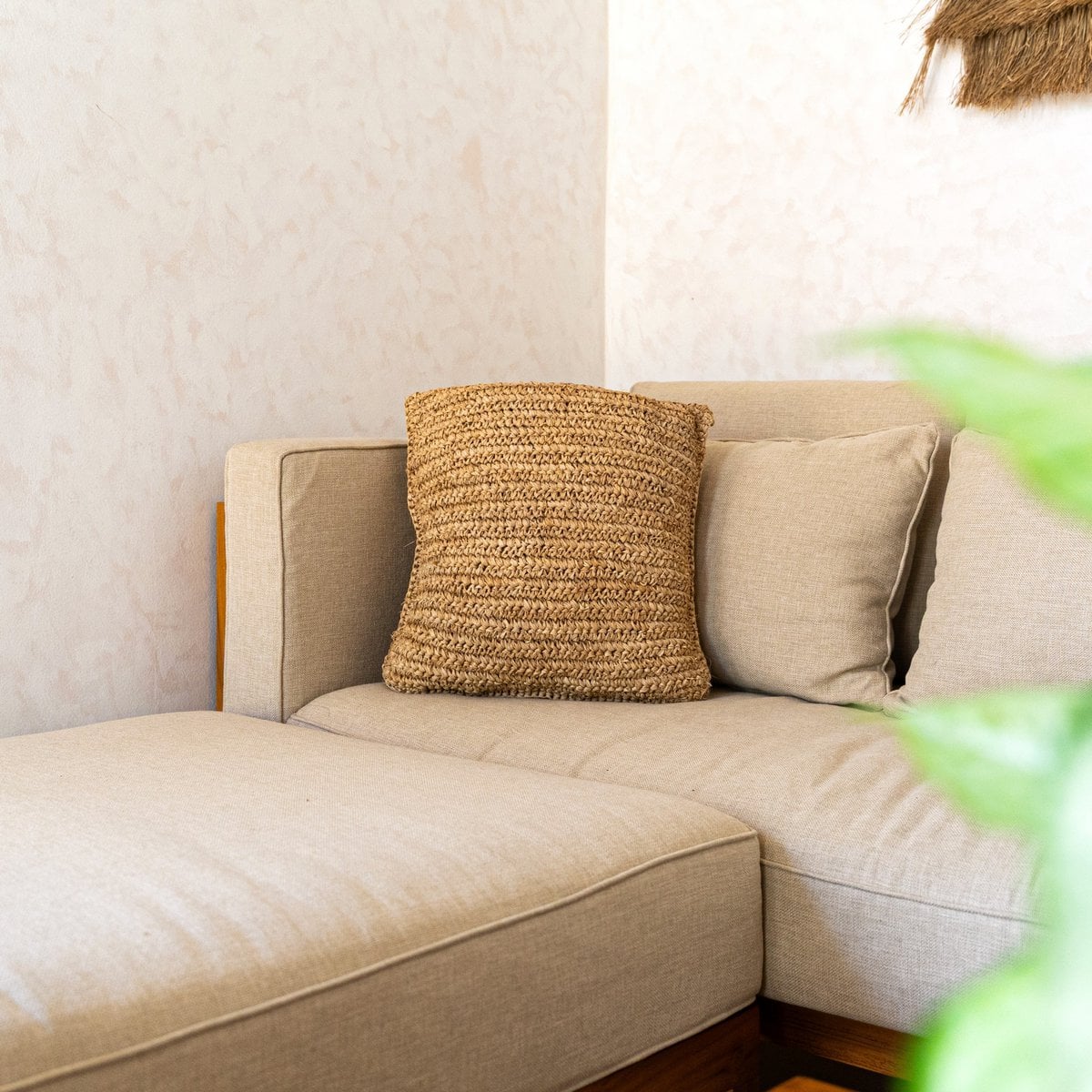 Boho -Kissen aus Raffia - 40x40 cm dekoratives gewebter Kissen - Sofa Kissen - Natural beige Quadratkissen handgefertigt von Raffia Jiwa