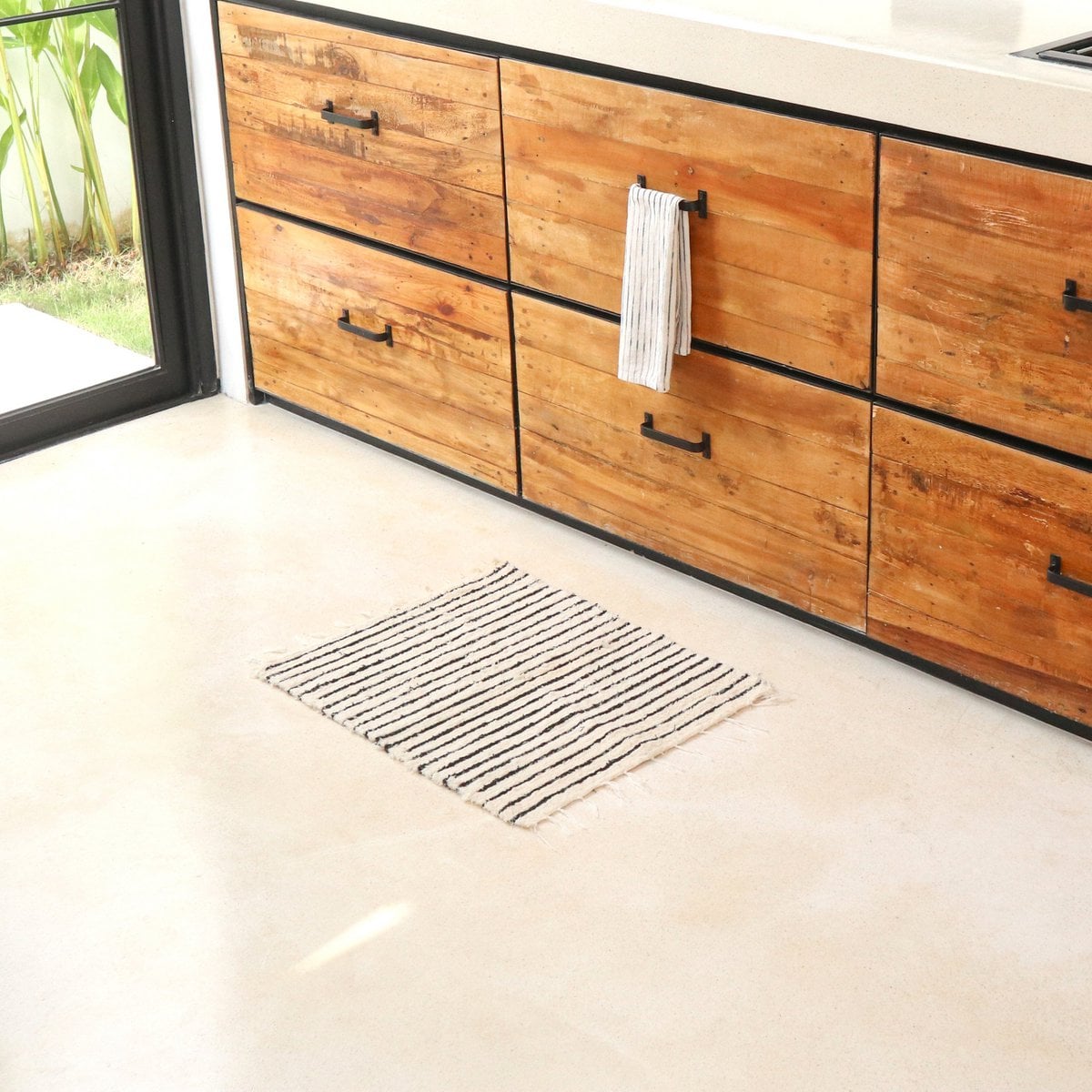 Kleiner Baumwollteppich – Gestreifter Läufer – Boho-Teppich Schwarz Weiß – Weiche Bettvorleger – Handgewebter rechteckiger Teppich 70x50 cm UNTUK