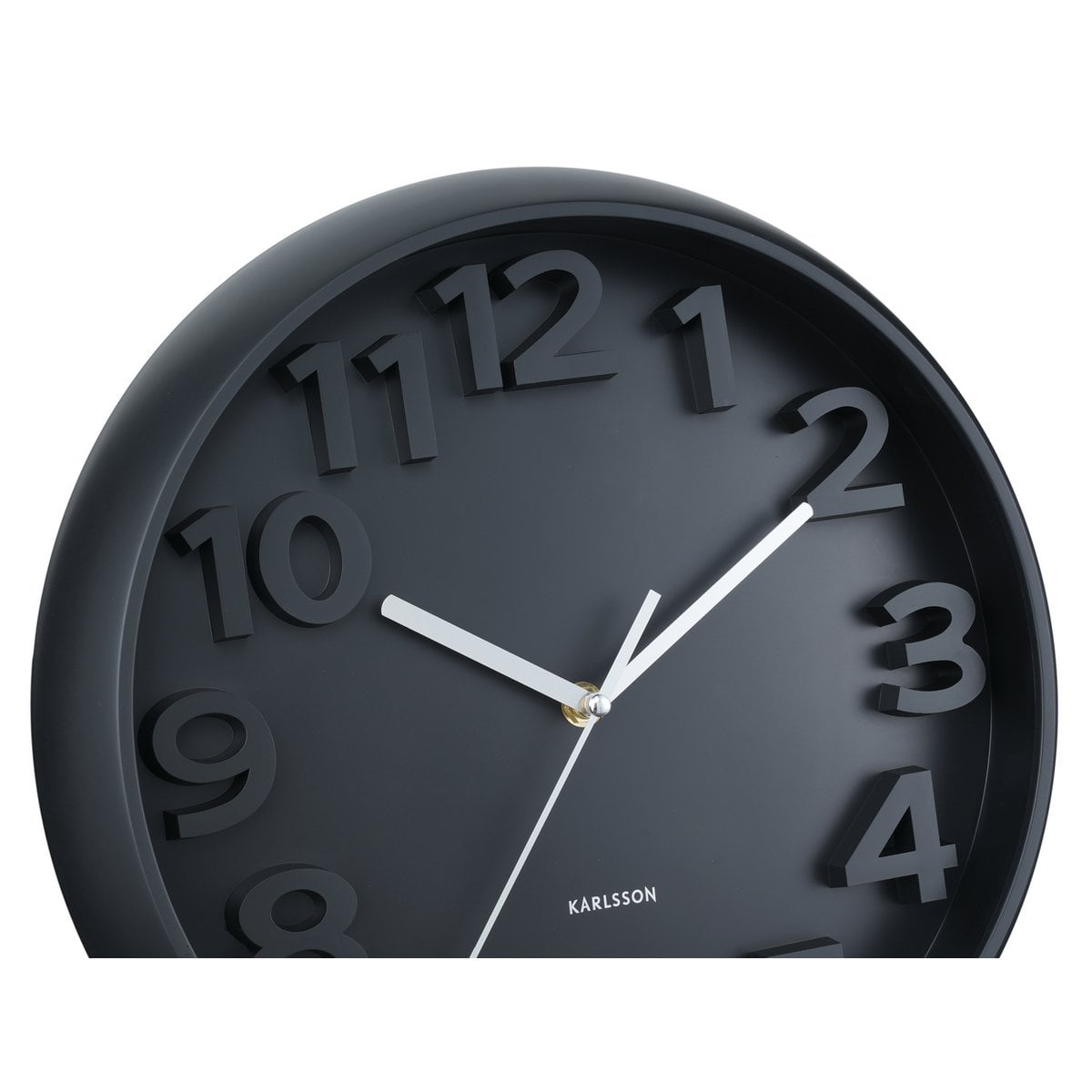 Wanduhr mit erhöhten klassischen Zahlen