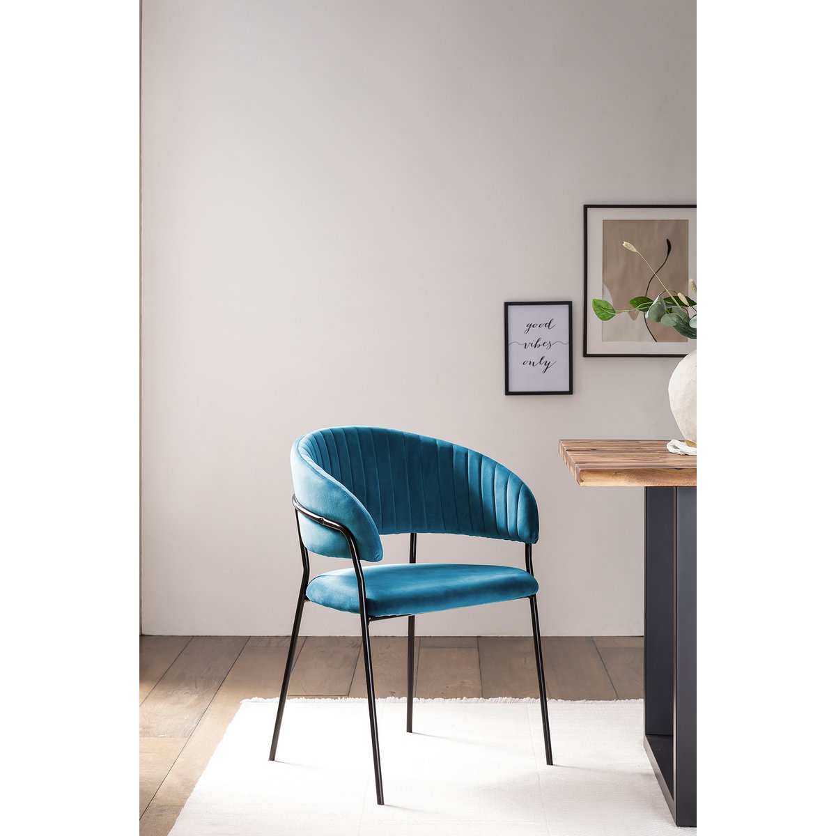 Velvet chair with turquoise back quilting