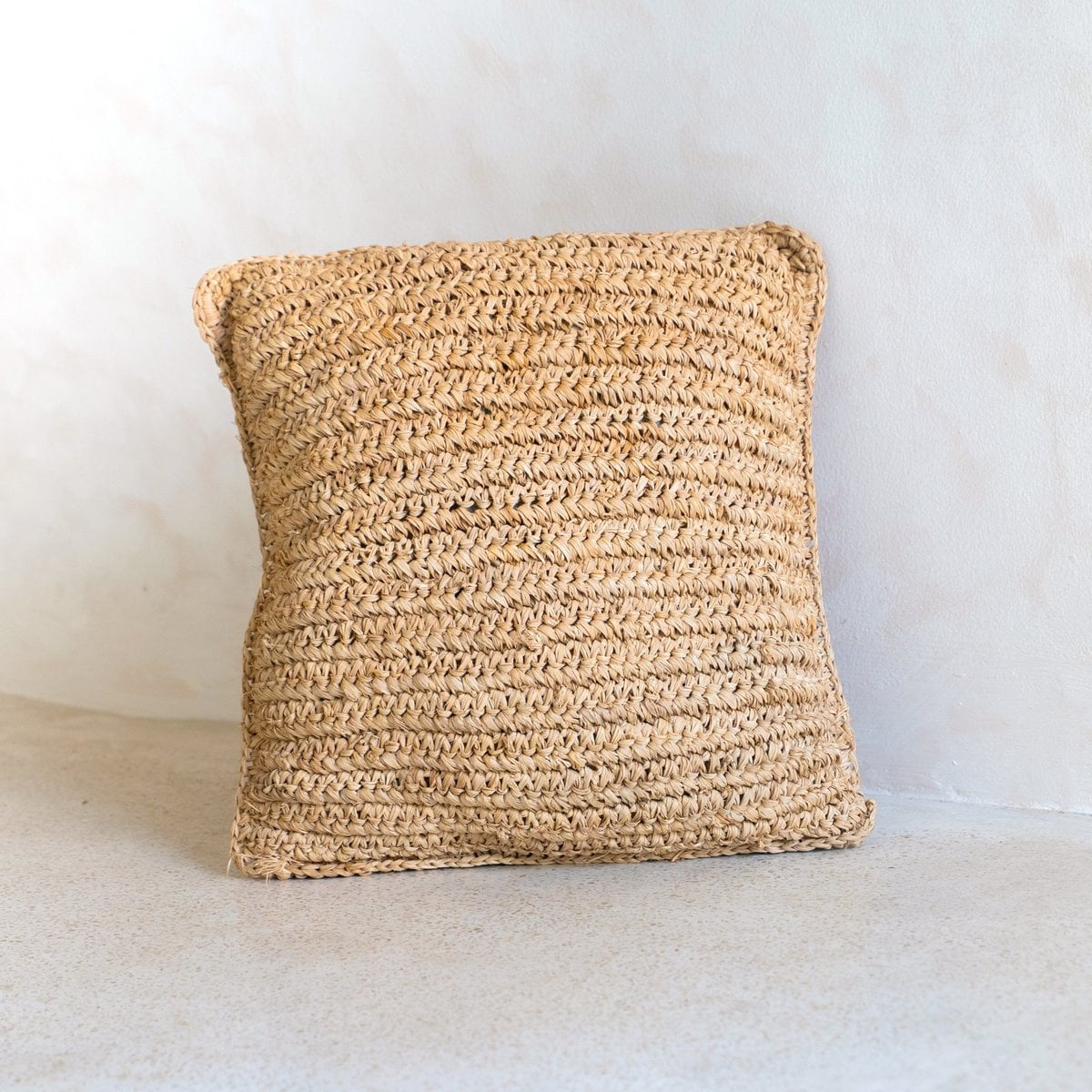 Boho -Kissen aus Raffia - 40x40 cm dekoratives gewebter Kissen - Sofa Kissen - Natural beige Quadratkissen handgefertigt von Raffia Jiwa