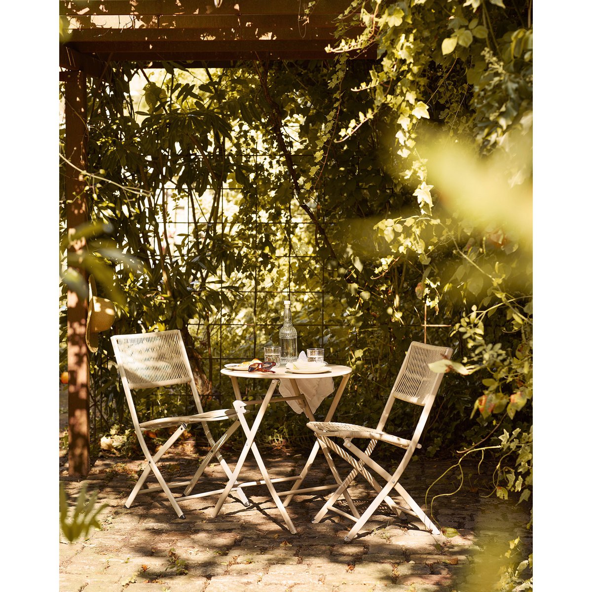 Arcas Bistro-Set, 2 Stühle und 1 Tisch, Polyester/Stahl, Taupe