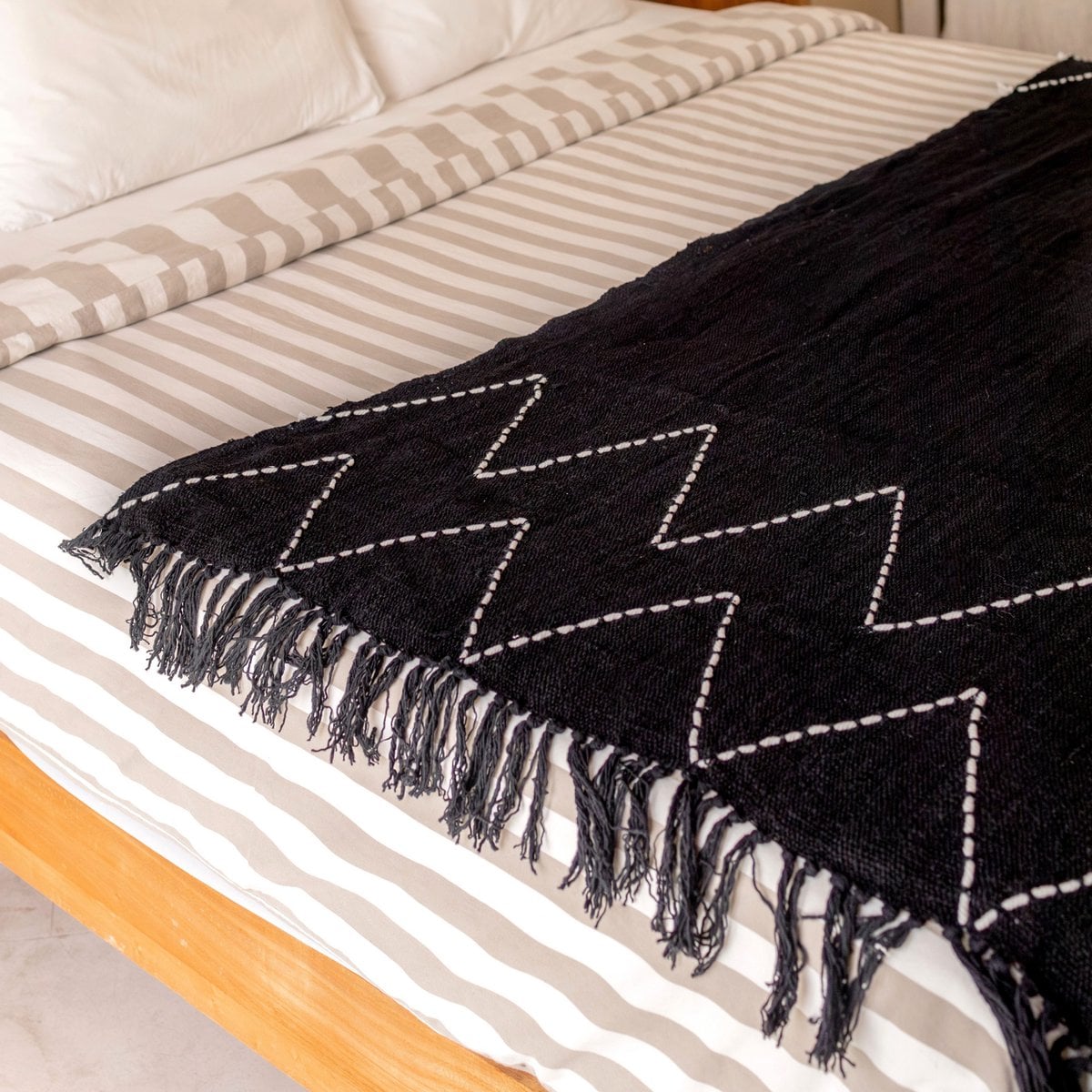 Schwarzer Überwurf handgewebt – Boho-Tagesdecke – kariert mit Fransen und Zickzackmuster – gemütliche Sofadecke – Baumwollüberwurf 140 x 200 cm LINGGAH
