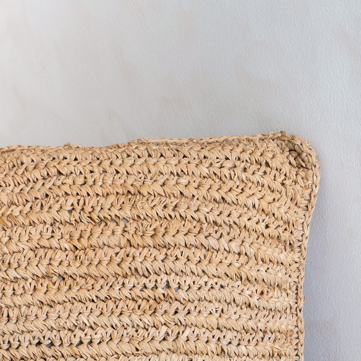 Boho -Kissen aus Raffia - 40x40 cm dekoratives gewebter Kissen - Sofa Kissen - Natural beige Quadratkissen handgefertigt von Raffia Jiwa