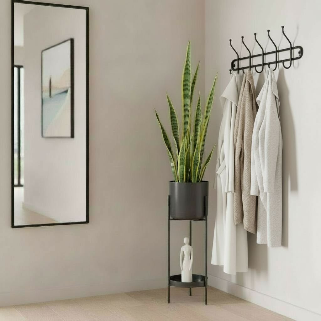 Blumentopf im Inneren von Colyn Black