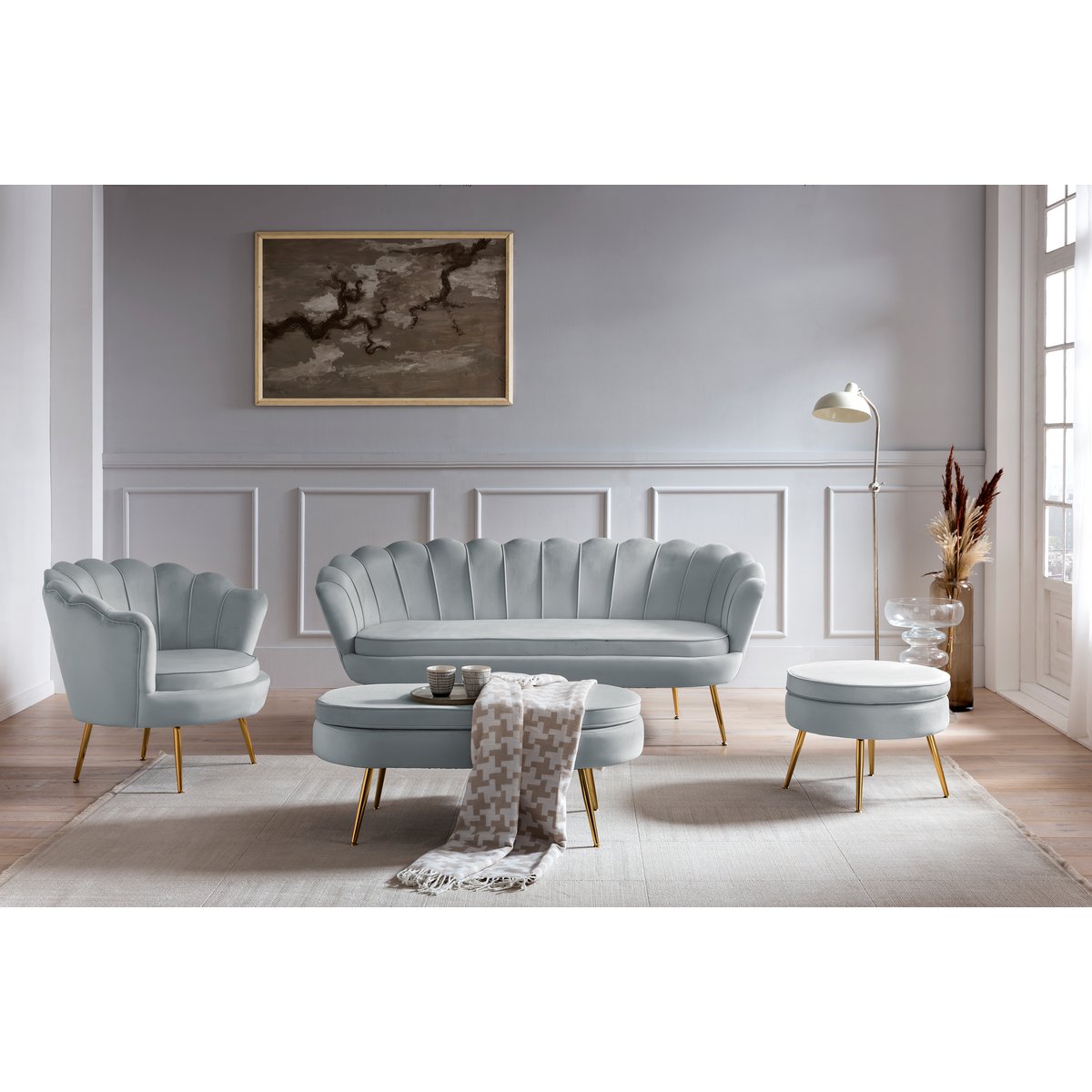 Round pouf in light gray velvet