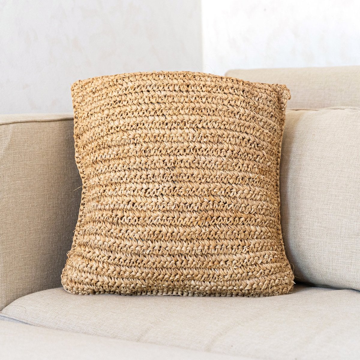 Boho -Kissen aus Raffia - 40x40 cm dekoratives gewebter Kissen - Sofa Kissen - Natural beige Quadratkissen handgefertigt von Raffia Jiwa