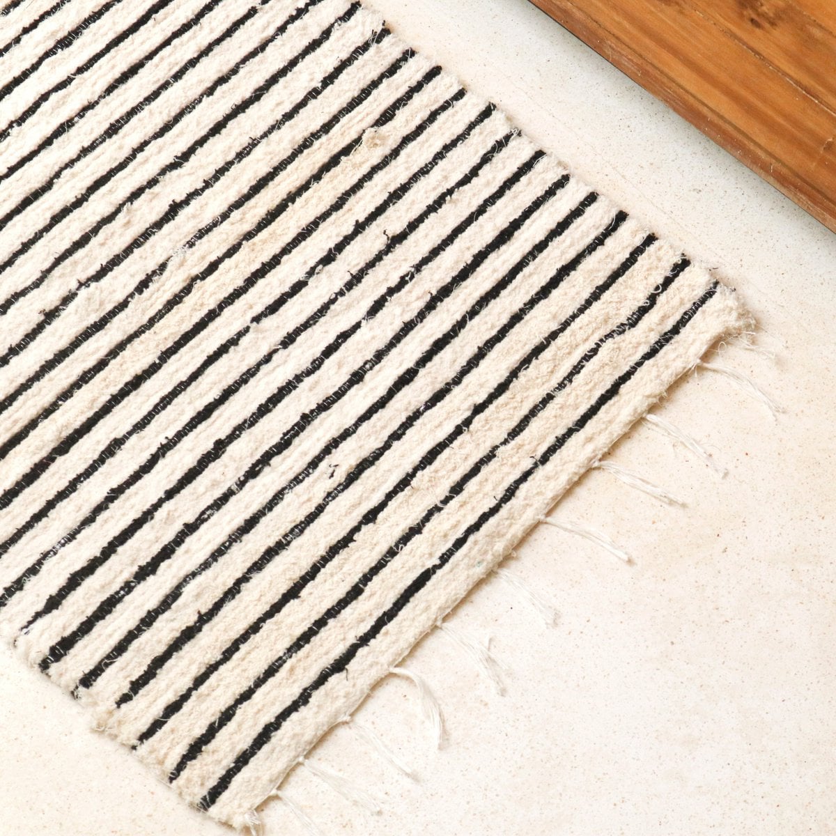 Kleiner Baumwollteppich – Gestreifter Läufer – Boho-Teppich Schwarz Weiß – Weiche Bettvorleger – Handgewebter rechteckiger Teppich 70x50 cm UNTUK