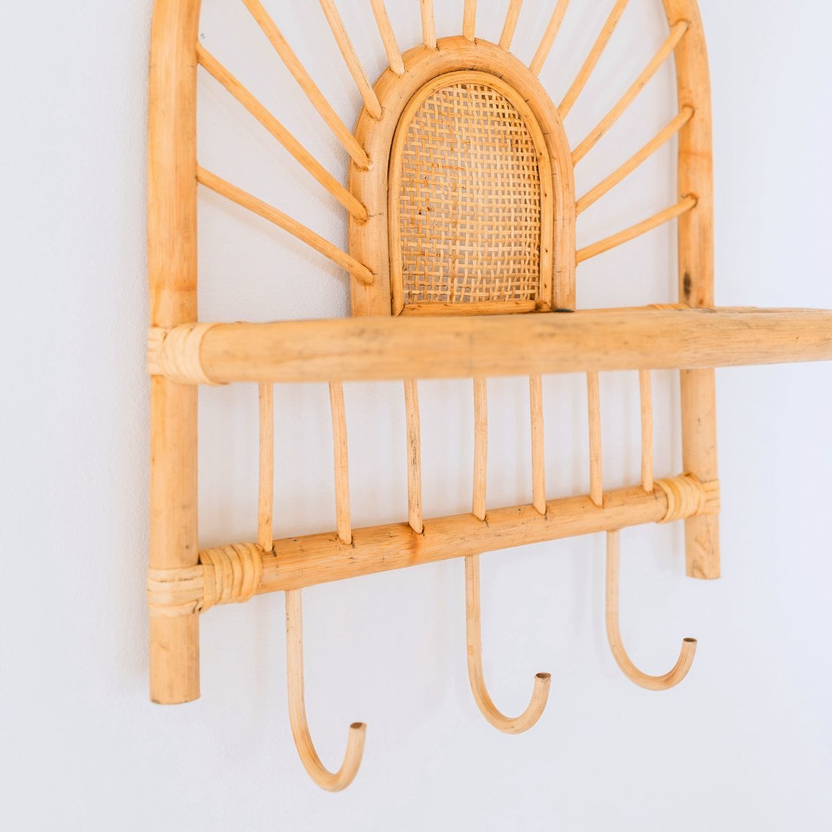 Rattan-Wandregal – Kleines Boho-Wandregal – Hängendes Rattan-Regal – Kleider- oder Schlüsselhaken – Handgefertigtes Regal aus Rattan (41 x 53 cm) BANTEN