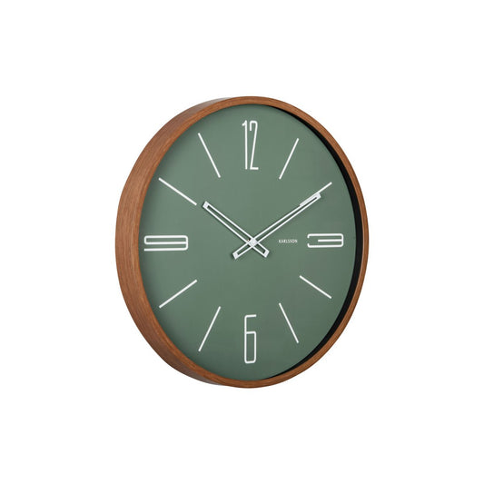 Wanduhr mit der Aufschrift „Groß“.