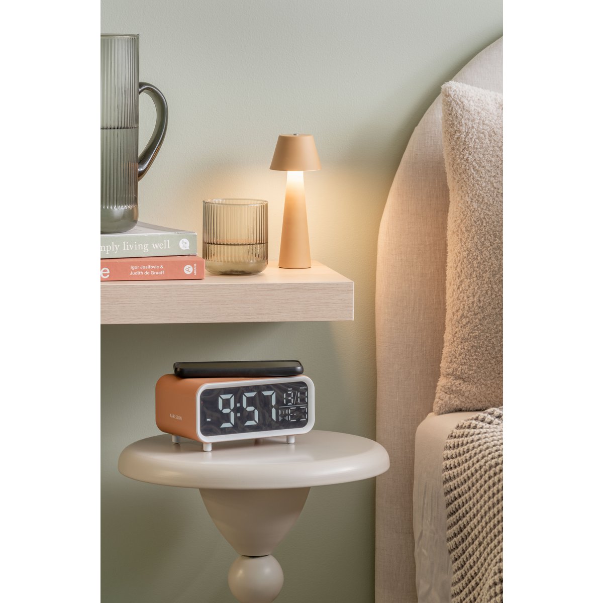 Wecker mit klobiger LED und Handy-Ladegerät