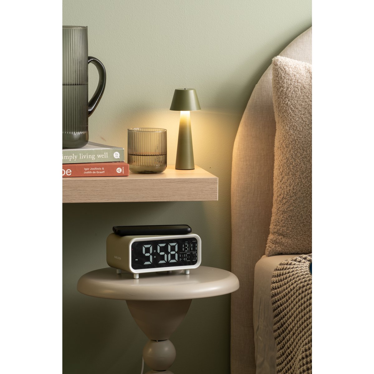 Wecker mit klobiger LED und Handy-Ladegerät