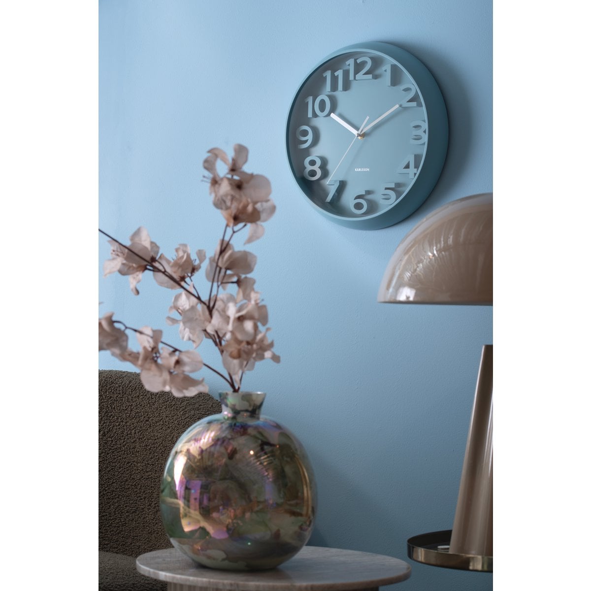 Wanduhr mit erhöhten klassischen Zahlen