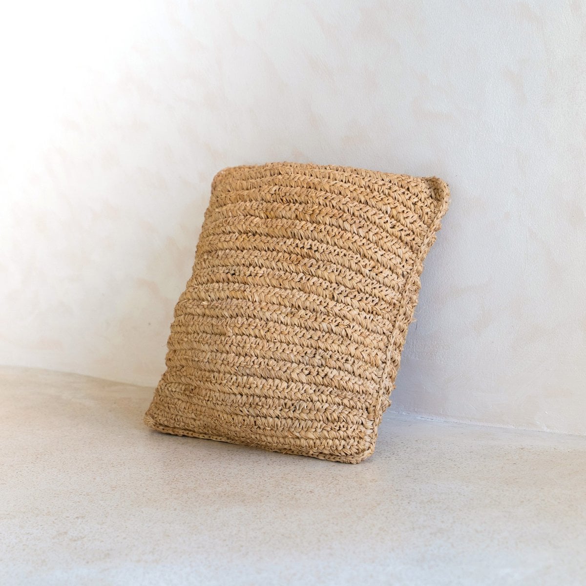 Boho -Kissen aus Raffia - 40x40 cm dekoratives gewebter Kissen - Sofa Kissen - Natural beige Quadratkissen handgefertigt von Raffia Jiwa