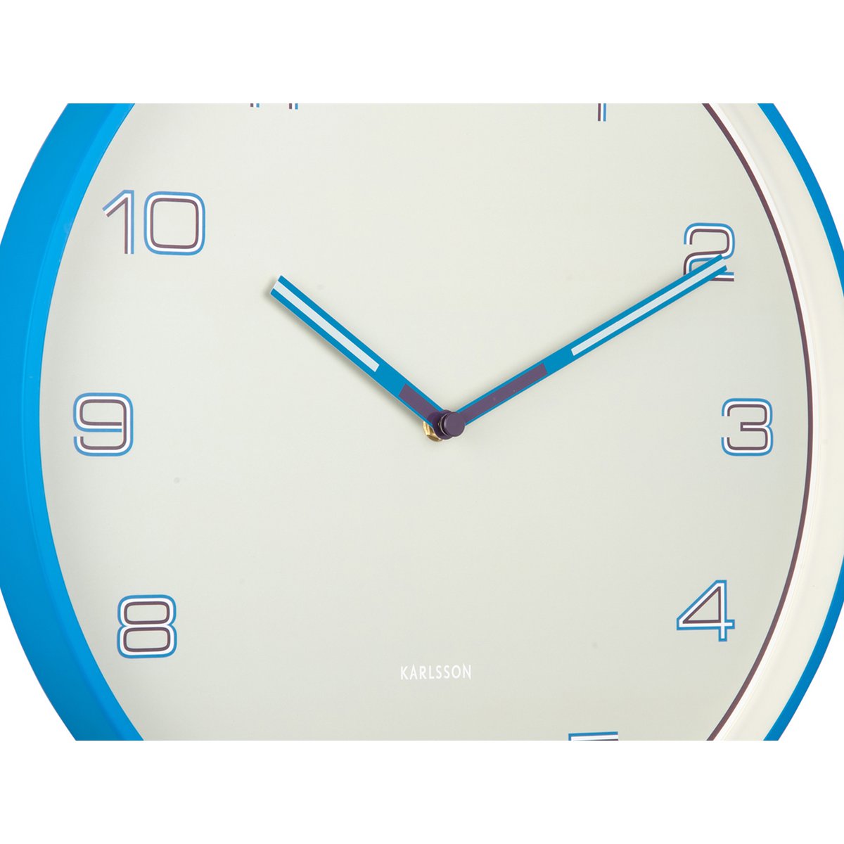 Wanduhr mit linierten Zahlen