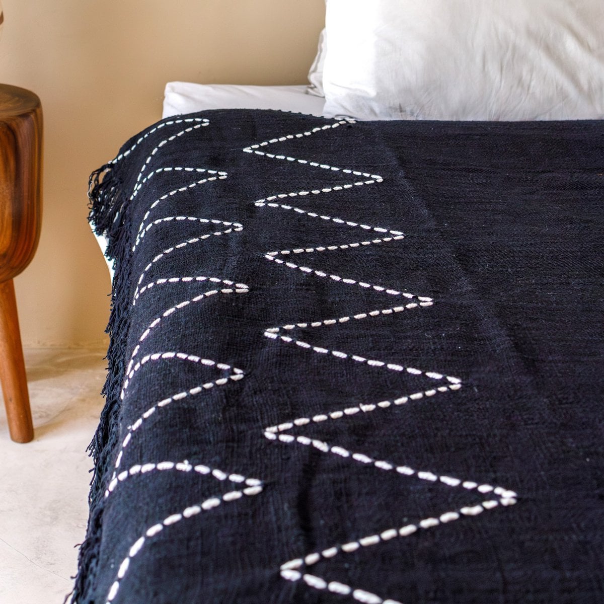 Schwarzer Überwurf handgewebt – Boho-Tagesdecke – kariert mit Fransen und Zickzackmuster – gemütliche Sofadecke – Baumwollüberwurf 140 x 200 cm LINGGAH