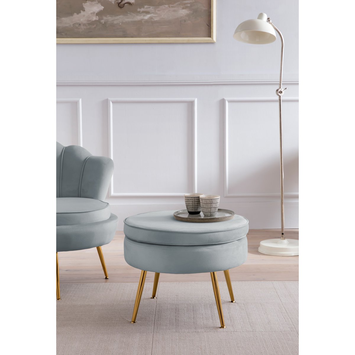 Round pouf in light gray velvet