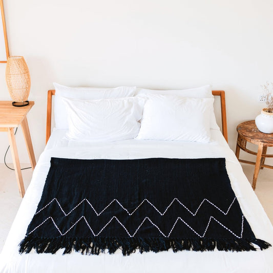 Schwarzer Überwurf handgewebt – Boho-Tagesdecke – kariert mit Fransen und Zickzackmuster – gemütliche Sofadecke – Baumwollüberwurf 140 x 200 cm LINGGAH