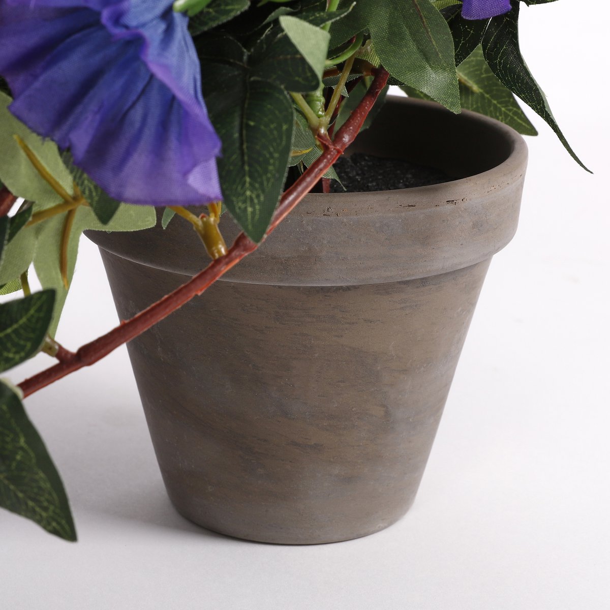 Künstliche Hängepflanze Petunie im Stan-Blumentopf – L25 x B45 x H50 cm – Dunkelviolett